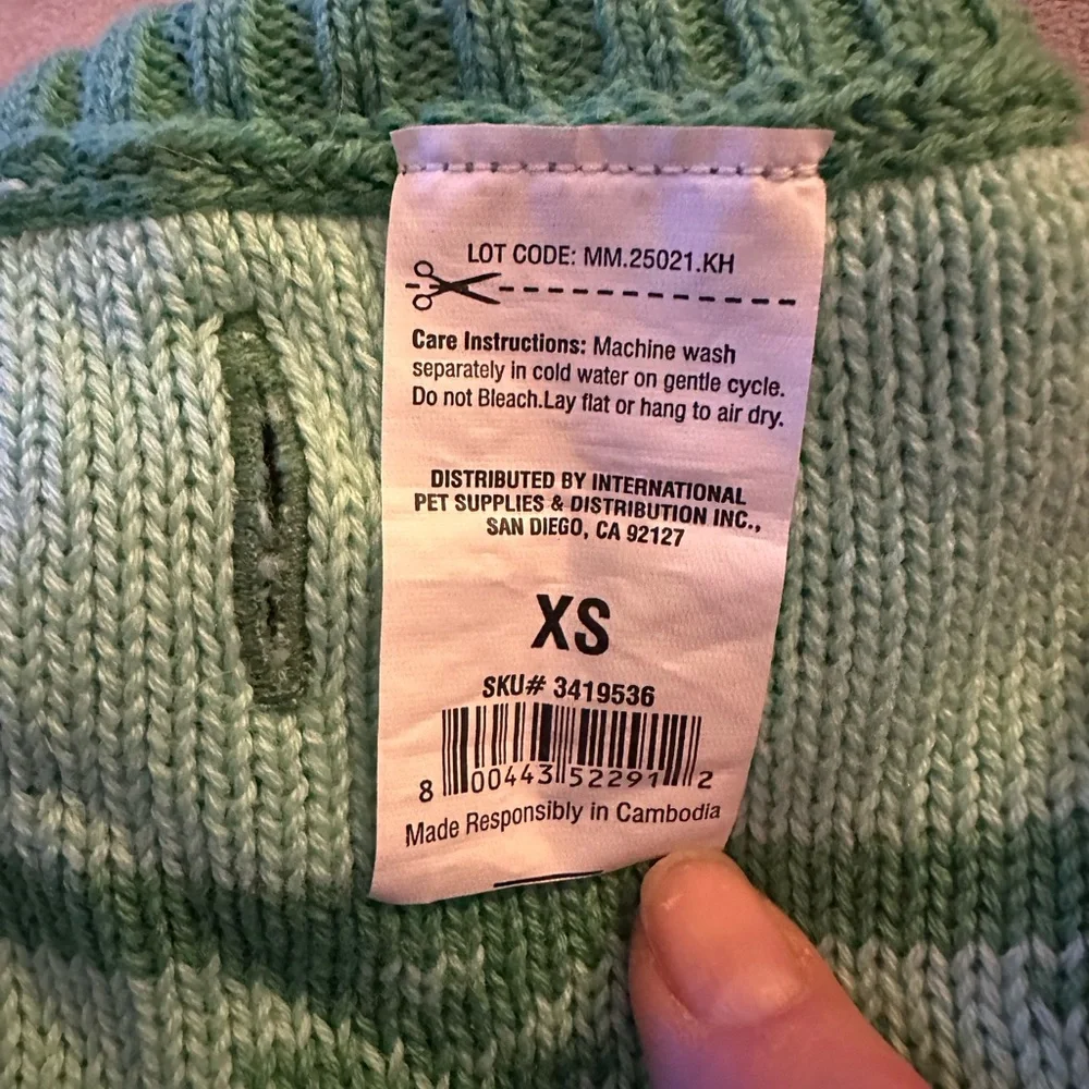 Cat sweater with turtle neck, brand new, tried on too small for my cat. XS.